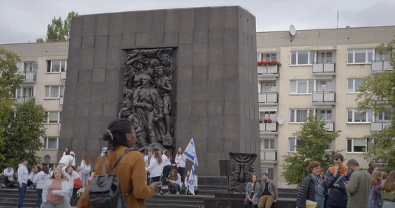 הפולנים אדישים. משלחת ישראלית במורנוב // צילום: מתוך הסרט